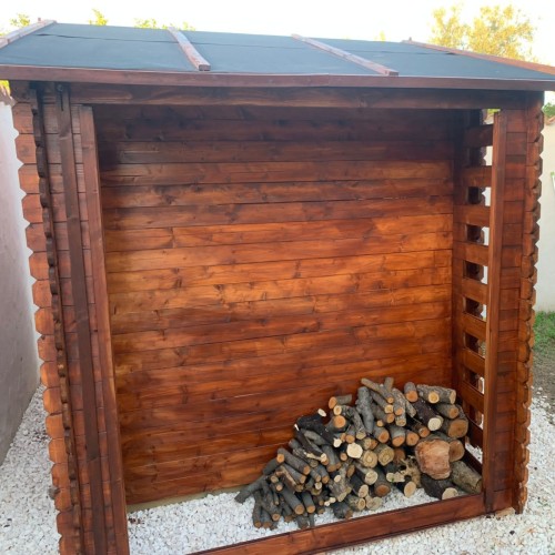Casetta in legno con legnaia
