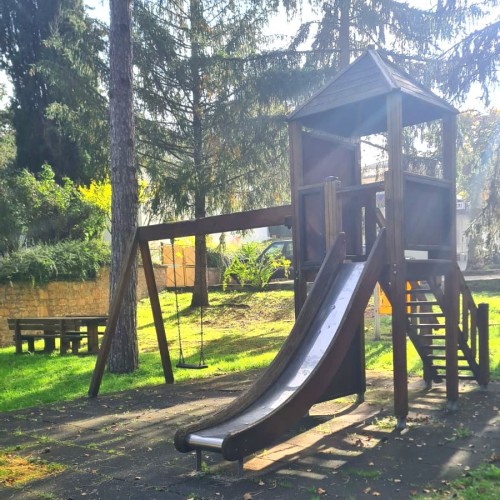 Parco giochi a Preci - castello con scivolo