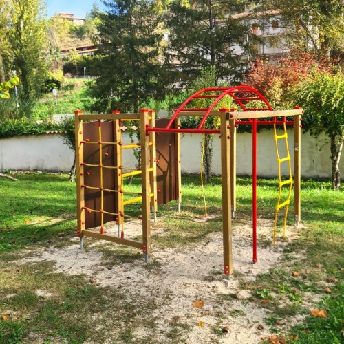 Parco giochi a Preci - struttura da arrampicata