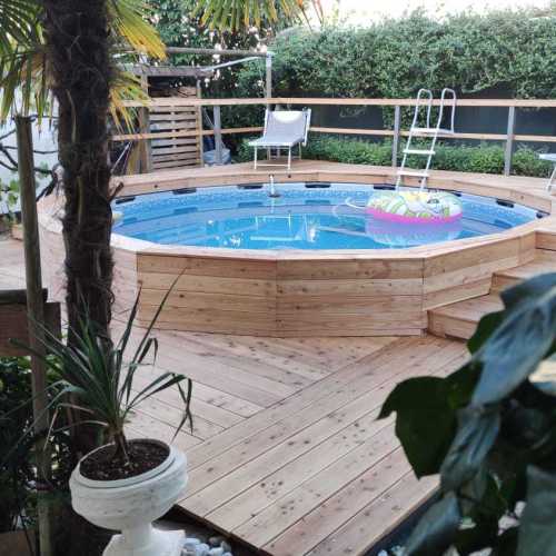 Piscina con rivestimento e pavimentazione in legno