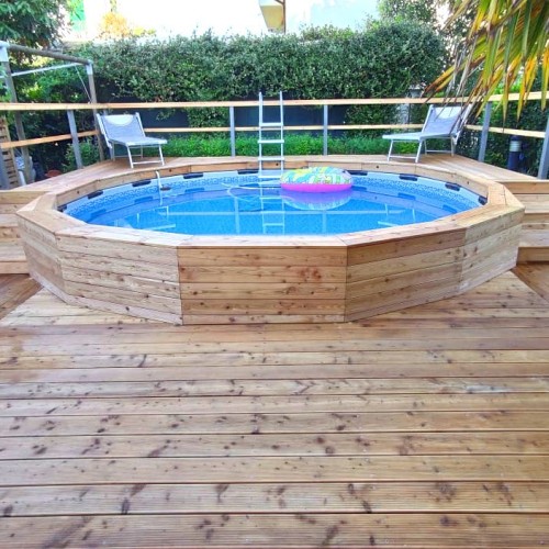 Piscina con rivestimento e pavimentazione in legno