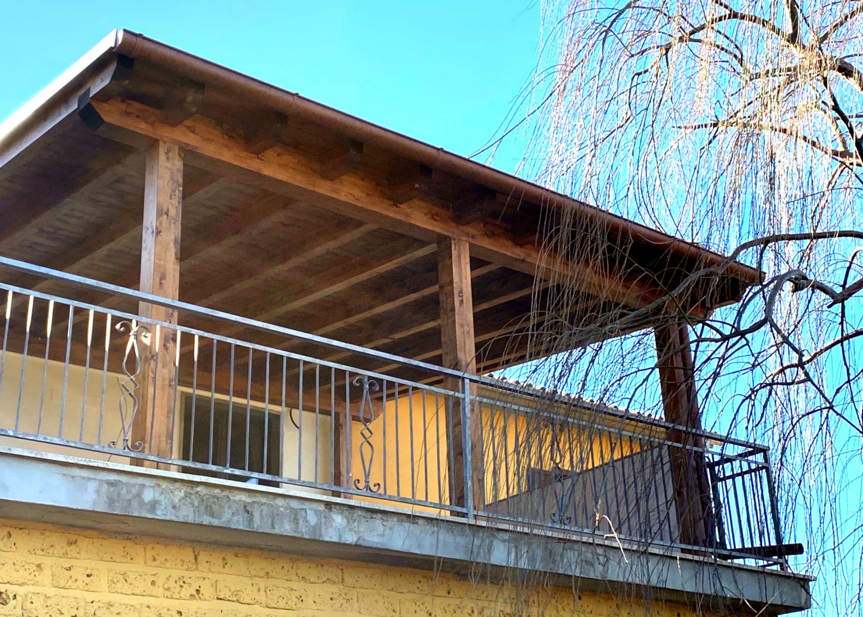 tettoia in legno per terrazzo