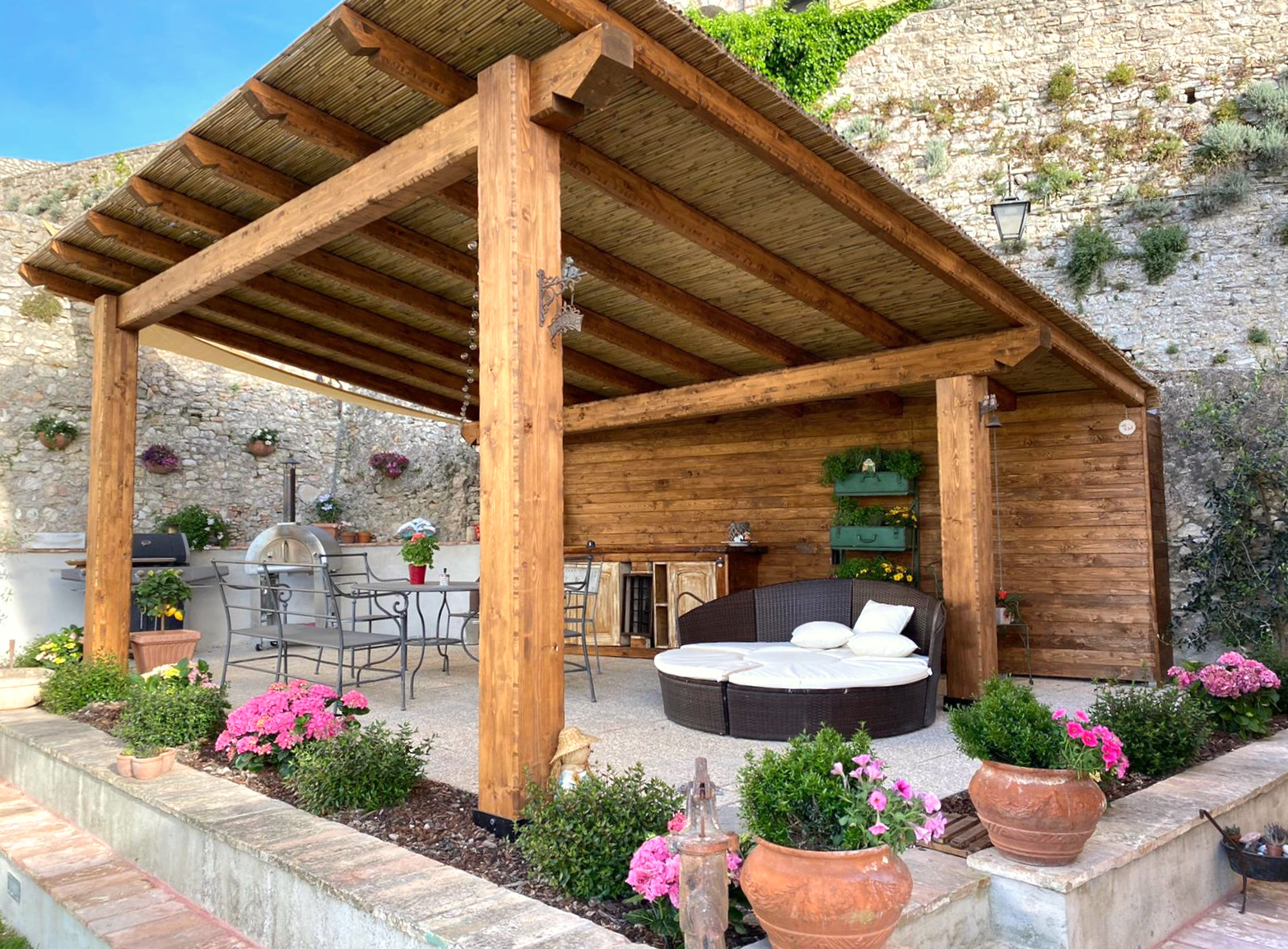 Pergola 30 mq colonne asciate copertura in bambù