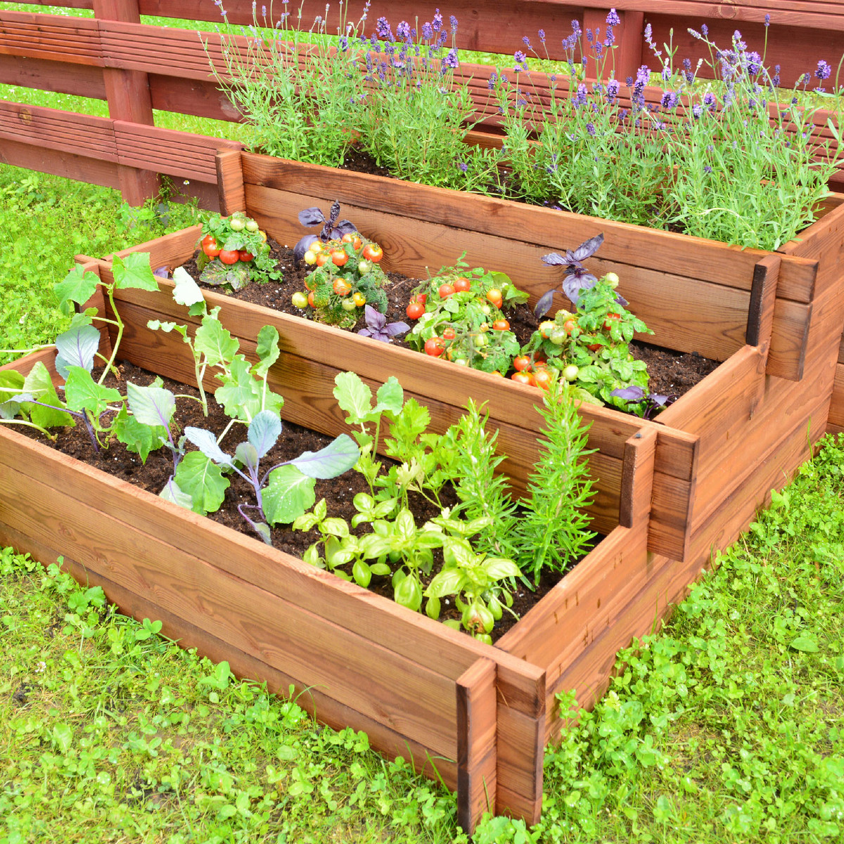 грядки со шпал. садовая дорожка из шпал. грядки из бордюрного камня. вертикальный газон на участке. красивый огород.